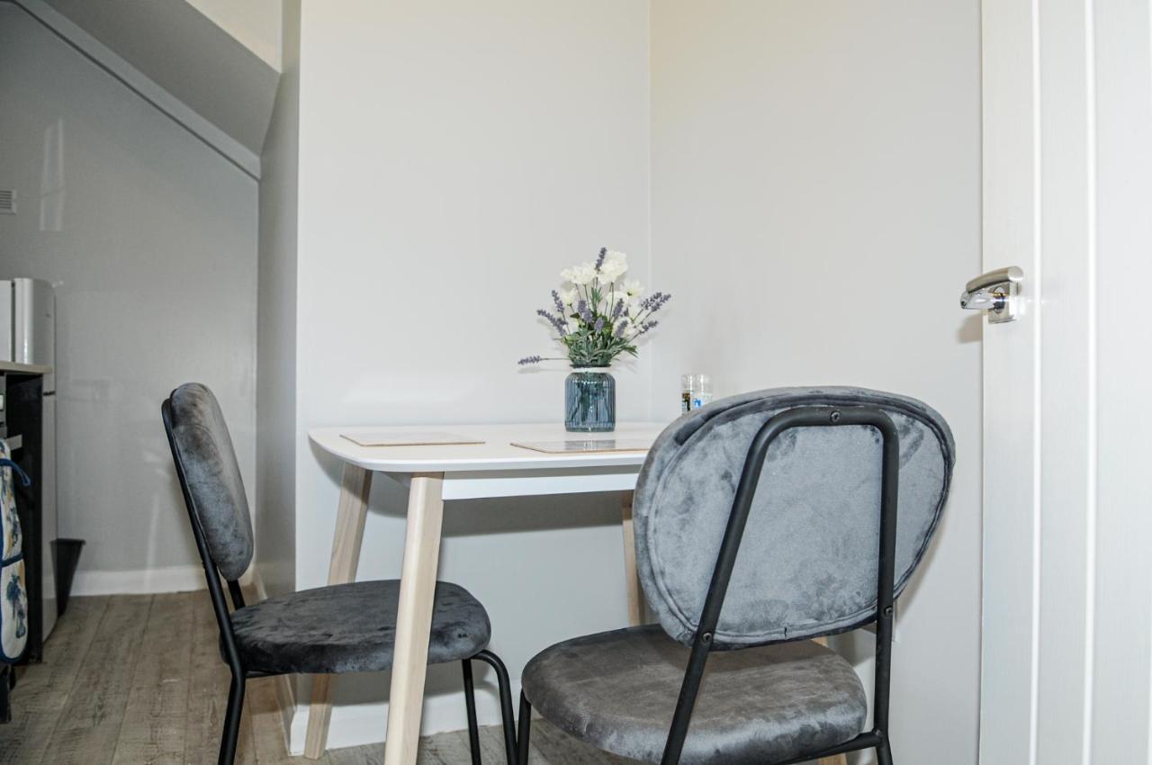 Greater London, 1 Bed London Flat, Parking, Nr Metro Stations, 15Mins To London Exterior photo